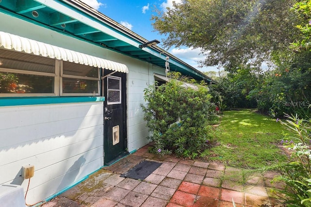 exterior space featuring a lawn