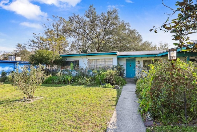 view of front of house featuring a front yard