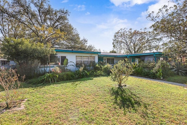 single story home featuring a front yard