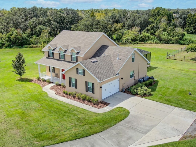 birds eye view of property featuring a forest view