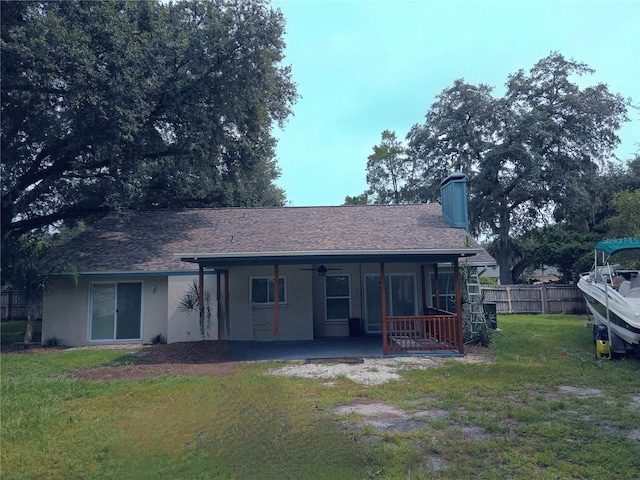 single story home with a front lawn and covered porch