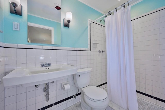 full bathroom with a tile shower, toilet, tile walls, and ornamental molding