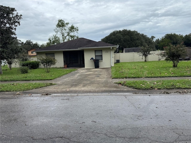 view of front facade featuring a front yard