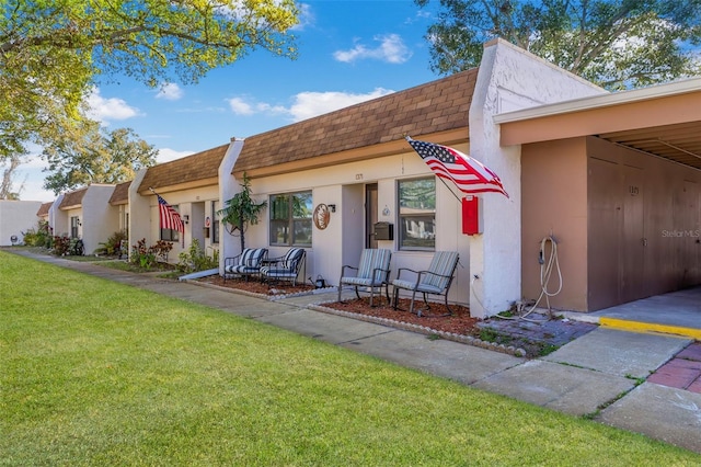 view of front of home featuring a front lawn