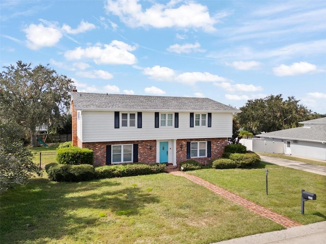 view of front of property featuring a front lawn