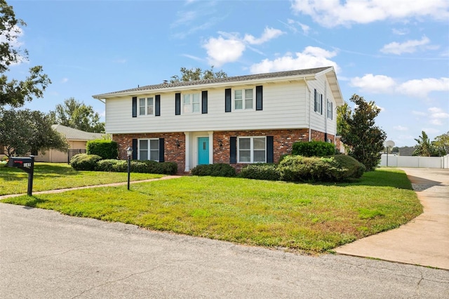 view of front of property featuring a front yard