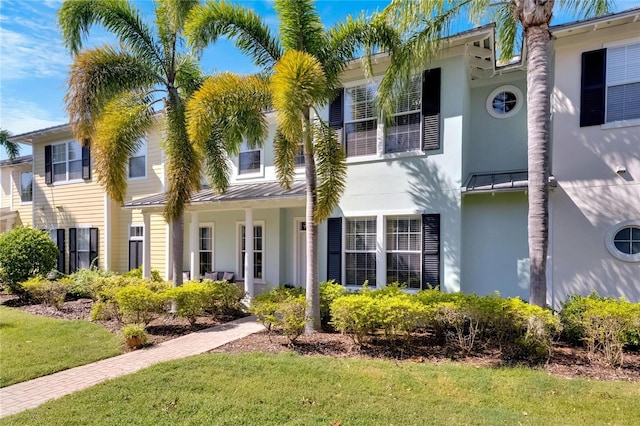 view of front of house featuring a front lawn