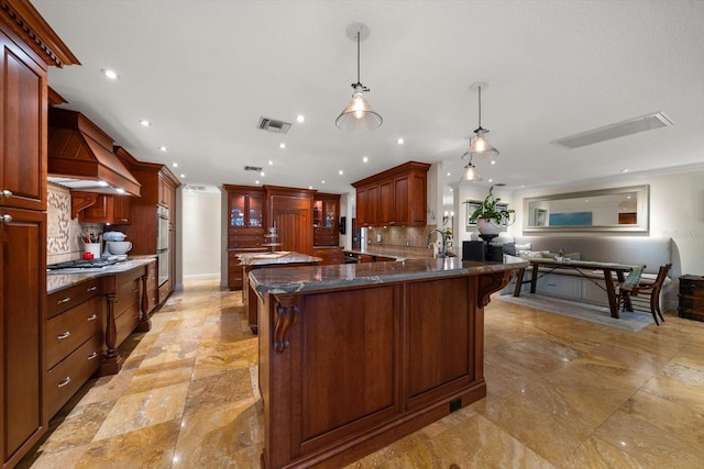 kitchen featuring a kitchen breakfast bar, kitchen peninsula, backsplash, and decorative light fixtures