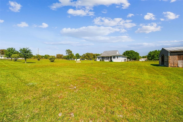 view of yard with an outdoor structure