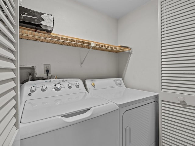 laundry room with washing machine and dryer