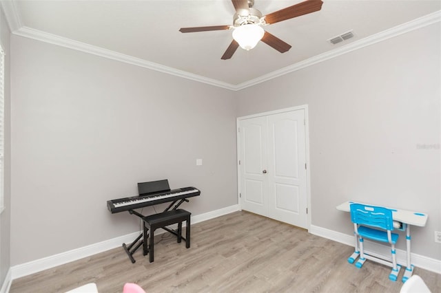 miscellaneous room featuring ornamental molding, light wood-type flooring, and ceiling fan