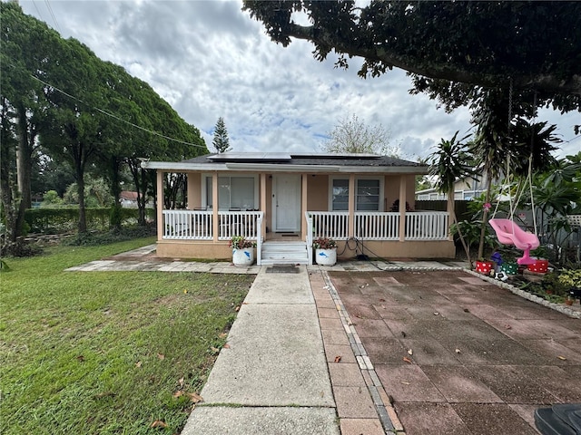 view of front of property featuring a front lawn and a porch