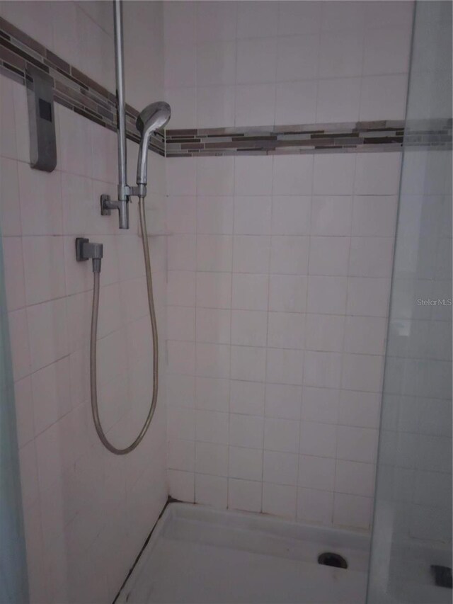 bathroom featuring a tile shower