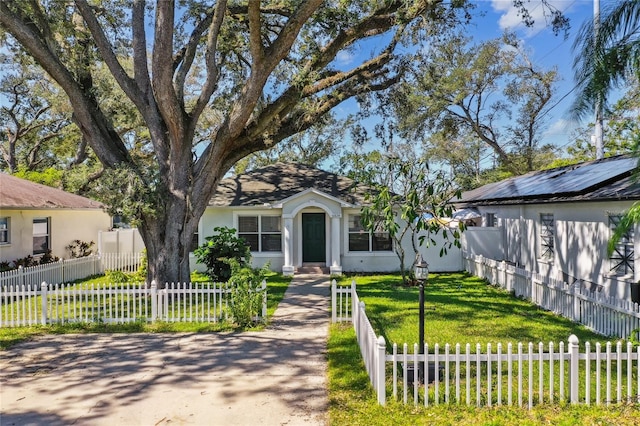 view of front of house featuring a front yard