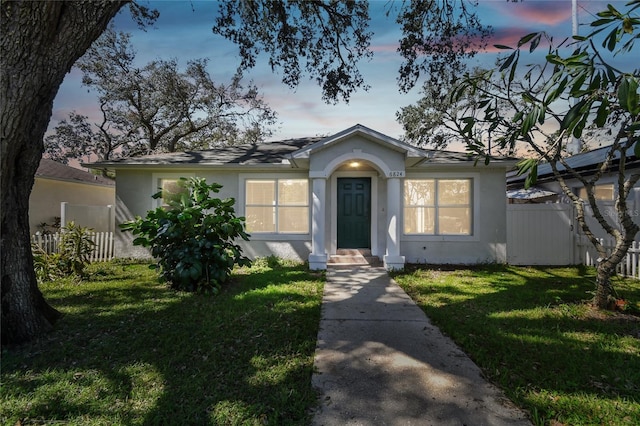 view of front of house featuring a lawn