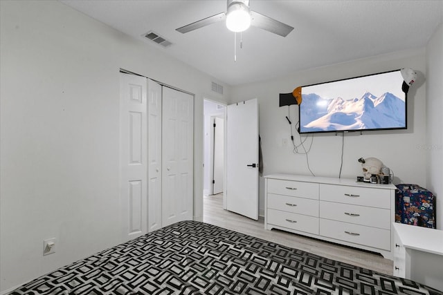 bedroom featuring ceiling fan, dark wood-type flooring, and a closet