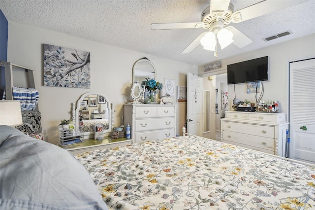 bedroom featuring a textured ceiling and ceiling fan