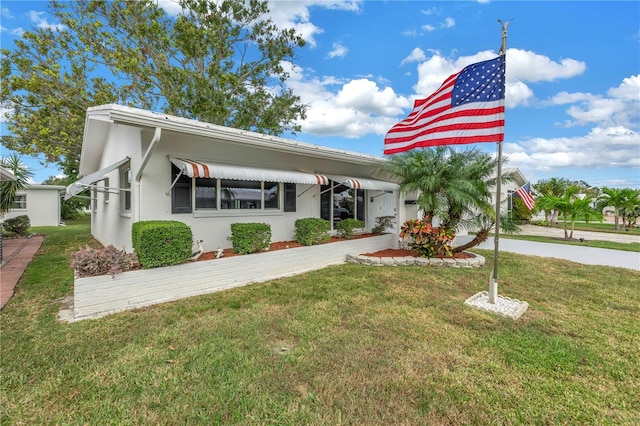 view of front facade with a front yard