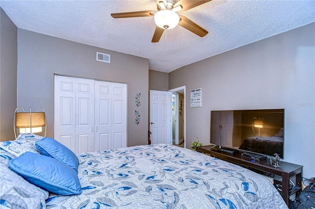 bedroom featuring ceiling fan, a textured ceiling, and a closet