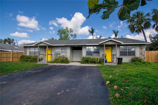 view of front of property featuring a front yard