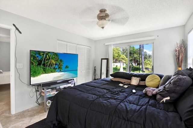 bedroom featuring ceiling fan, a closet, and a textured ceiling