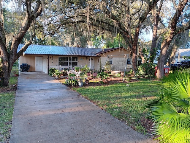 ranch-style house featuring a front lawn