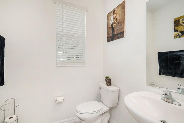 bathroom featuring toilet and sink