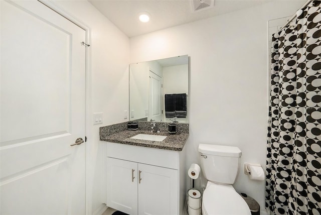 bathroom with a shower with curtain, vanity, and toilet