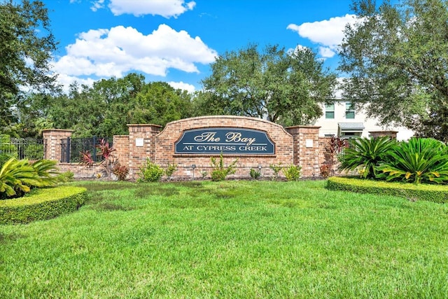 community sign with a lawn