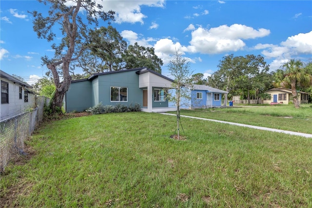 single story home with a front lawn