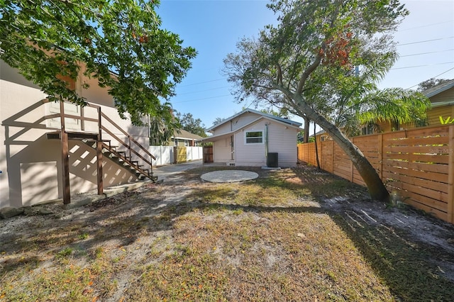 view of yard featuring a patio