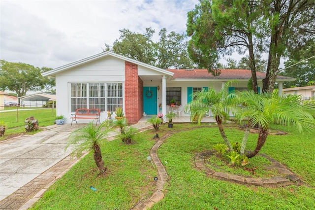 single story home with a front lawn