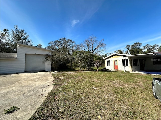 view of front of property featuring a carport and a front lawn