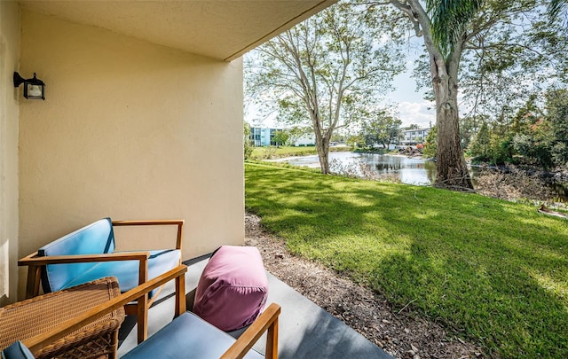 view of yard featuring a water view