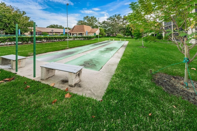 view of property's community featuring a lawn