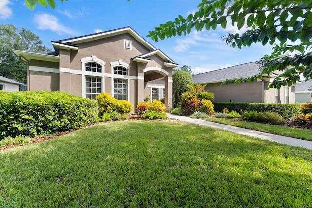 view of front of property featuring a front yard