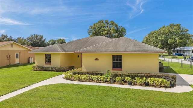 single story home with a front lawn