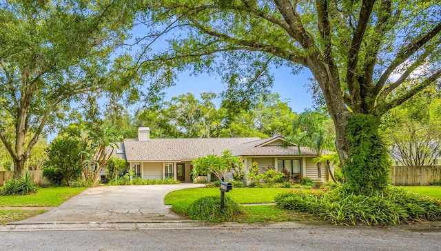 ranch-style house featuring a front lawn