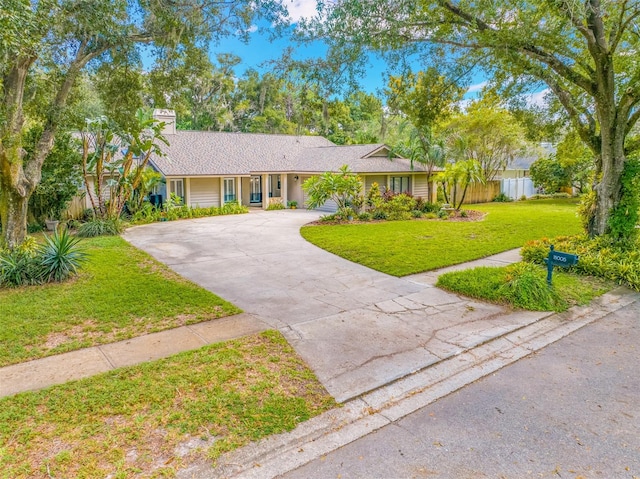 ranch-style home featuring a front lawn