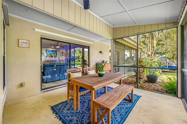 sunroom with ceiling fan