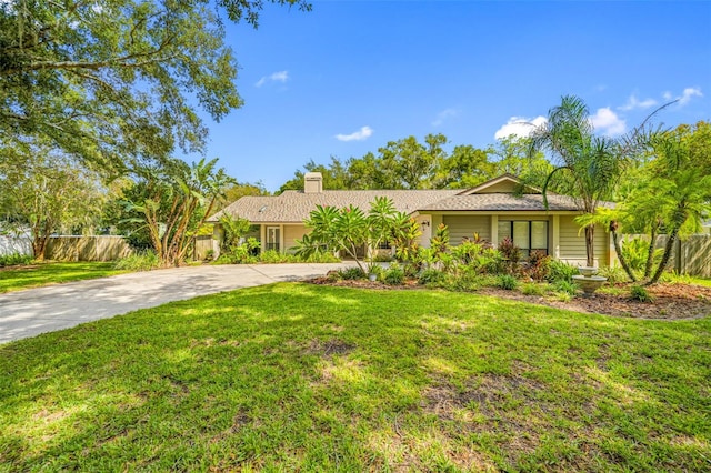 ranch-style home featuring a front lawn