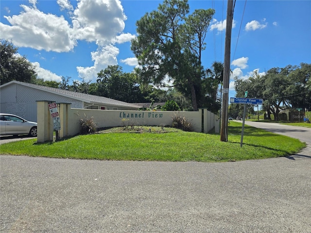 community sign with a yard