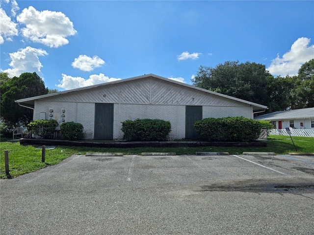 view of front of house featuring a front yard