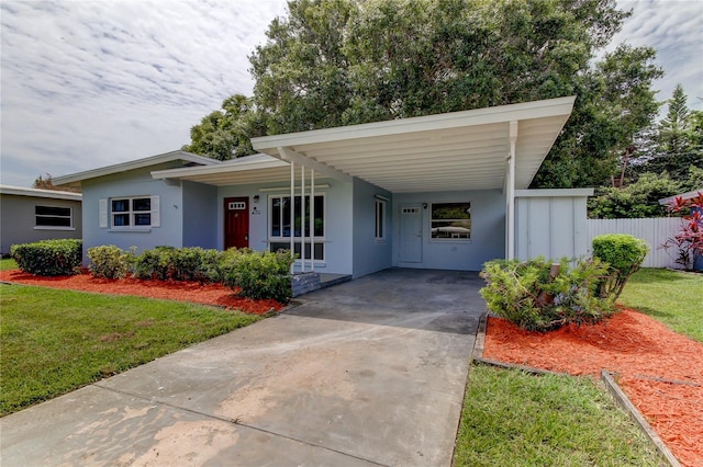 view of front of home featuring a front lawn and a carport