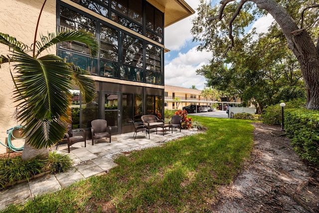 view of yard featuring a patio area