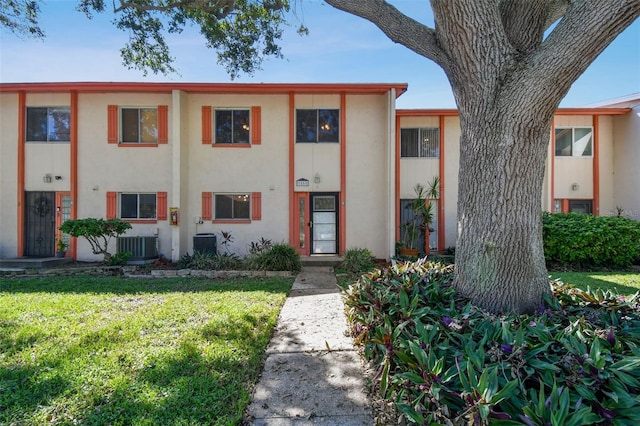 townhome / multi-family property featuring a front lawn