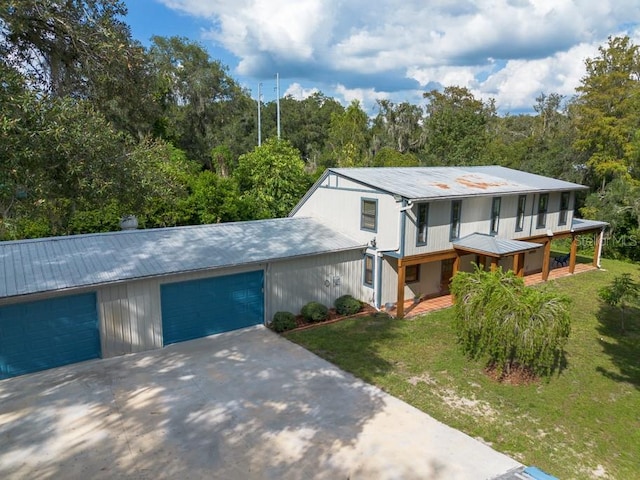 view of front of house featuring a garage and a front yard