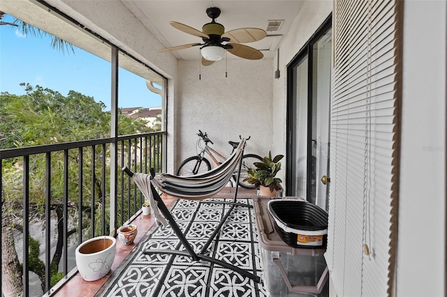 sunroom with ceiling fan