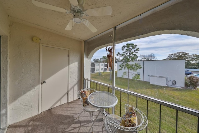 sunroom with ceiling fan