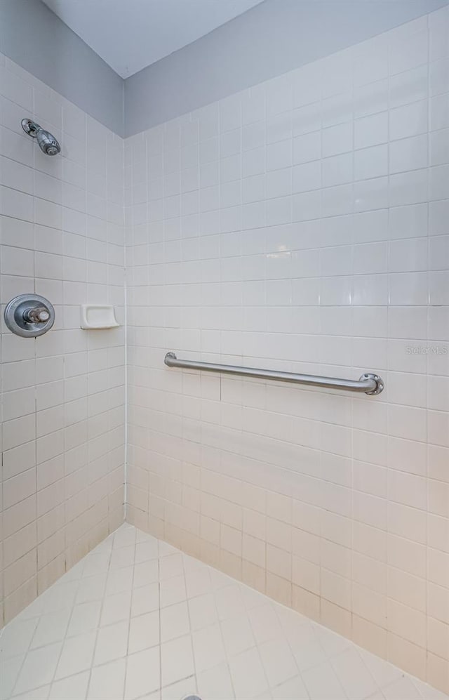 bathroom featuring tiled shower